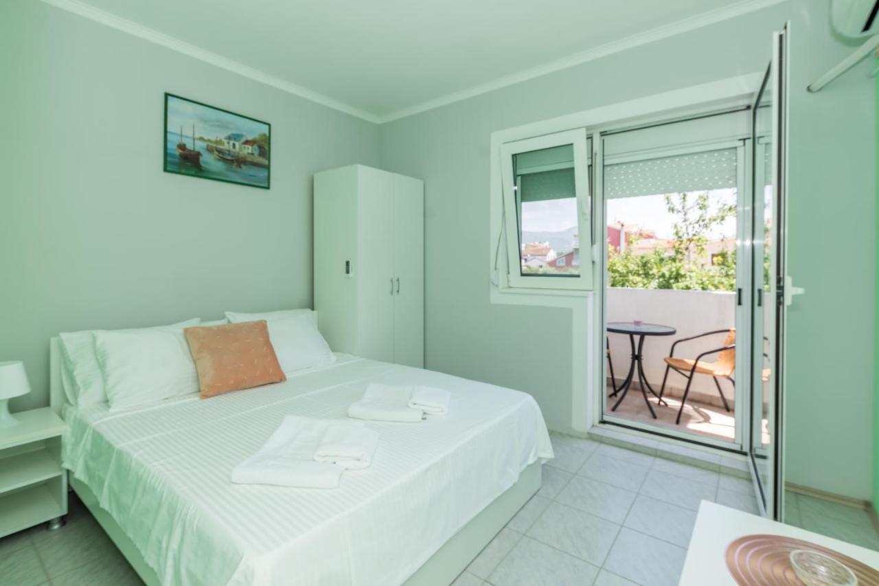 Apartments Dovana Каштела Екстер'єр фото
